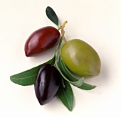 Je eine rote, grüne und schwarze Olive