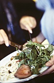 Roastbeef mit Pilznudeln und Mangold-Rucola-Salat