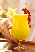 Mango-Wodka-Drink im Cocktailglas