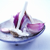Garlic bulb, broken open, in a bowl