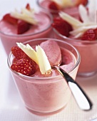 Strawberry mousse with white chocolate curls