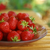 Erdbeeren auf einem Glasteller