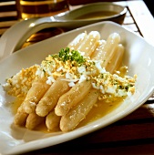 White asparagus with butter and chopped egg