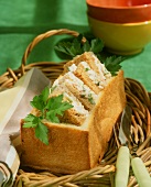 Tramezzini mit Hähnchensalat, serviert in ausgehöltem Brot