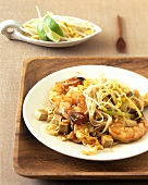Stir-fried noodles with tofu & shrimps (Pad Thai Gung Sott)
