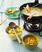 Exotisches Kokosfondue mit Curry-Mandel-Dip und Ananasdip