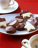 Filled star biscuits and filled chocolate cookies