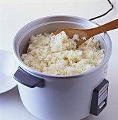 Thailändischer Klebreis im Reiskochtopf