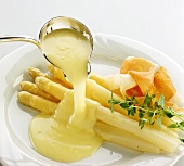 Serving white asparagus with hollandaise sauce
