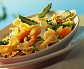 Farfalle with raw salmon and green asparagus
