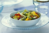 Gemischter Salat mit Gemüse und Früchten