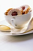Linzer Kekse (Marmeladenplätzchen) in einer Tasse
