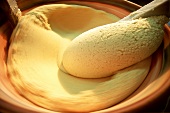 Maschine verrührt gemahlenen Mandeln und Zucker zu Marzipan