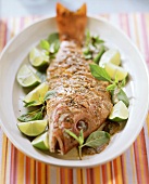 Platte mit Red Snapper mit Tamarinden-Püree und Limetten