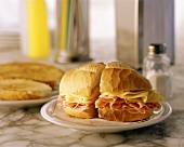 Mit Käse und Schinken belegtes Baguette