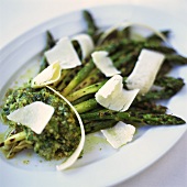 Asparagi con pesto e parmigiano (Wild asparagus with pesto)
