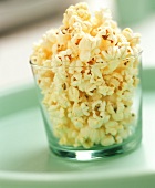 Ein Glas mit Popcorn