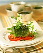 Pikante Spinatmuffins mit grünem Spargel auf Tomatenscheiben