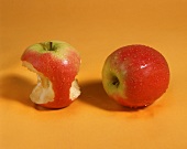 Ein ganzer und ein angebissener Apfel