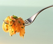 Spaghetti mit Basilikumbutter auf Gabel