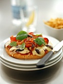 Minipizza mit Speck, Oliven und Bocconcini