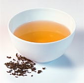 Grüner Tee in Trinkschale