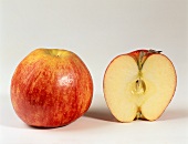 Ein ganzer und ein halber Apfel (Jonagold)