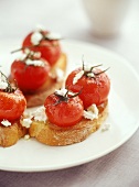 Toasted baguette slices with goat's cheese and cherry tomatoes