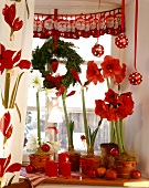 Rot-weiße Weihnachtsfensterdeko mit Pflanzen,Kerzen,Kalender
