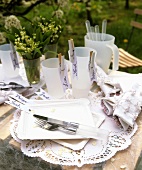 weiße Tischdeko für ein frühlingshaftes Fest oder Picknick