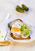Mighty Max - herb bread & butter with ham, gherkin, fried egg