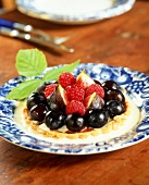 Tartlet with fruit and custard
