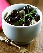 Schwarze, entsteinte Oliven in einem Schälchen