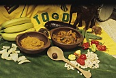 Palmkernpaste und Curry mit Hähnchen und Okraschote (Togo)