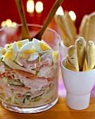 Wurst-Käse-Salat mit Paprika, Eiern und Salatcreme