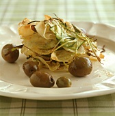 Salat von frittierten Gemüsen mit grünen Oliven