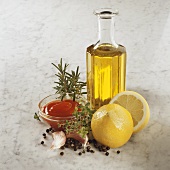 Olivenöl, Kräuter, Zitrone, Gewürze und Ketchup
