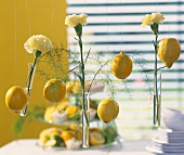 Dekoidee: Zitronen & gelbe Nelken an Drahtfäden aufgehängt