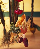 Hängende Herbstdeko mit Ziermais, Zieräpfelchen, Bast etc.