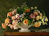 Üppiger Blumenstrauss mit Rosen, Giersch und Jasmin