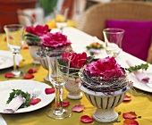 Small table arrangements with roses, pearls and sisal