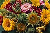 Blumenstrauss mit Sommerblumen, Brokkoli, Beeren, Getreide