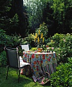 Romantisher Platz für einen Kaffeetisch im Garten