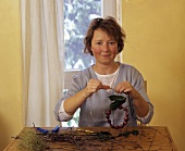 Making decorations from onions and bay leaves
