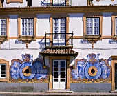 Geschmückte Fassade am Sitz der Kellerei Jose-Maria da Fonseca, Azeitao in Portugal