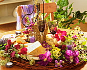 Stil mit Käse, Wein, Trauben, Clematisblüten und Lavendel