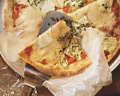 Pizza ai tre formaggi (pizza with three cheeses)