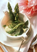 Green asparagus cream soup with mangetouts, peas & mint