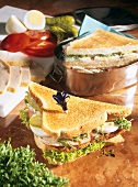 Clubsandwich mit Schinken,Eiern,Gewürzgurken & Salatblatt