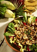 Blattsalat mit gegrillten Champignons & Pinienkernen